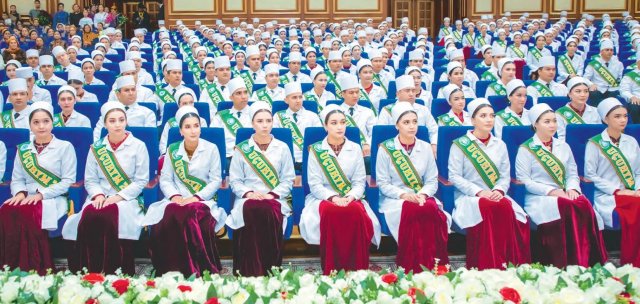 Более 600 медиков выпустились в Туркменистане