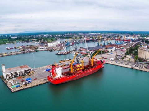 Туркменистан ведет переговоры о создании грузового терминала на побережье Грузии