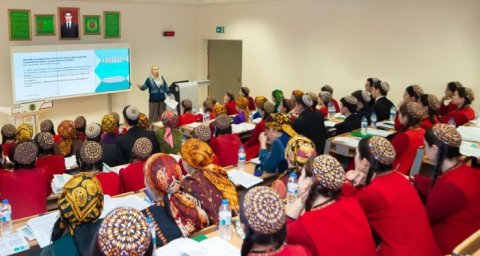 Британские эксперты провели курсы по английскому языку в ТГУ им. Махтумкули