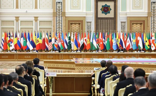 Международный форум к 30-летию нейтралитета Туркменистана стартовал в Ашхабаде