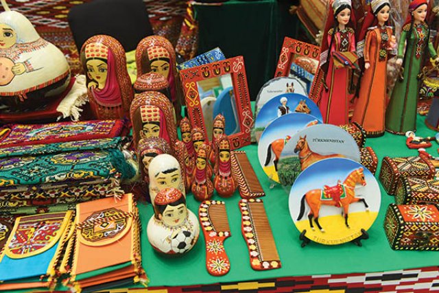 В Туркменистане к юбилею нейтралитета организуют продажу сувениров