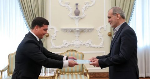 Посол Туркменистана вручил верительные грамоты Президенту Ирана