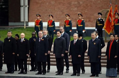 Президент Туркменистана возложил цветы к Могиле Неизвестного солдата в Москве