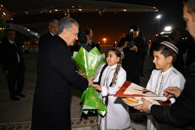 Шавкат Мирзиёев прибыл в Ашхабад на мероприятия к 30-летию нейтралитета