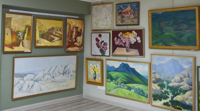 Союз художников Туркменистана объединил двух мастеров в одной экспозиции