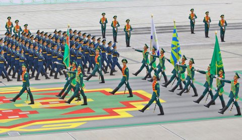Туркменистан проведет военный парад в честь 34-летия независимости