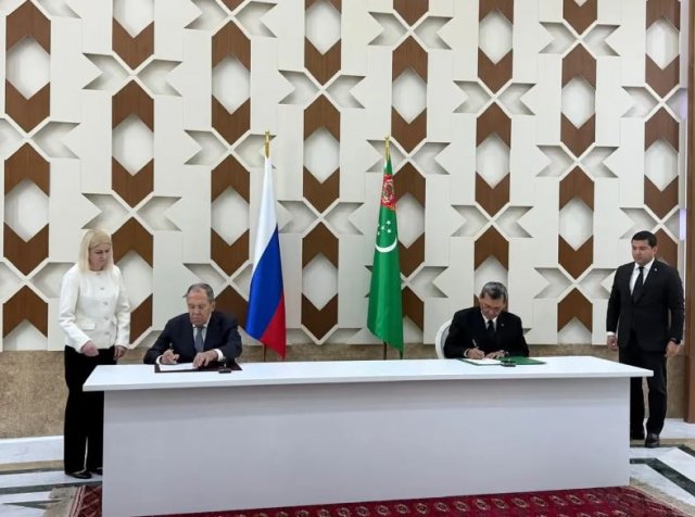 Мередов и Лавров подписали в Авазе программу сотрудничества МИД на 2027–2028 годы