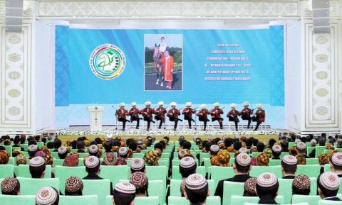 В Аркадаге обсудили девиз 2026 года о ахалтекинских скакунах