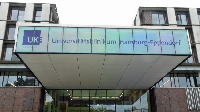 Профессор из Гамбурга проводит операции в Туркменистане