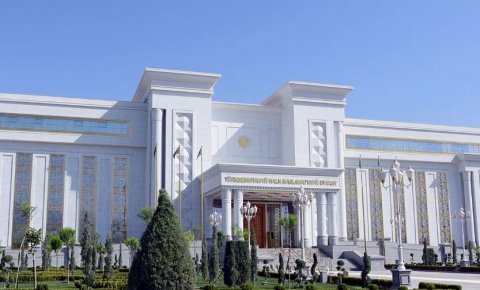 Гурбангулы Бердымухамедов поручил усилить поддержку мероприятий в честь 30-летия нейтралитета Туркменистана